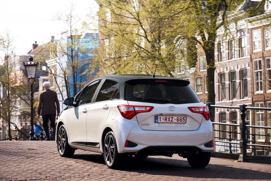  Toyota Yaris Bi-Tone 2017 года  (фото 15 из 36)
